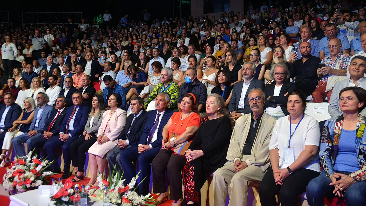 Adana'da bul yıl 29'uncusu gerçekleştirilen uluslararası altın koza film festivali'nin açılış töreninde orhan kemal emek ödülleri, ünlü sanatçılar zihni göktay, suzan kardeş ve zafer ayden'e verildi.  