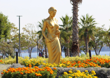 59 Venüs heykeli Antalya caddelerinde