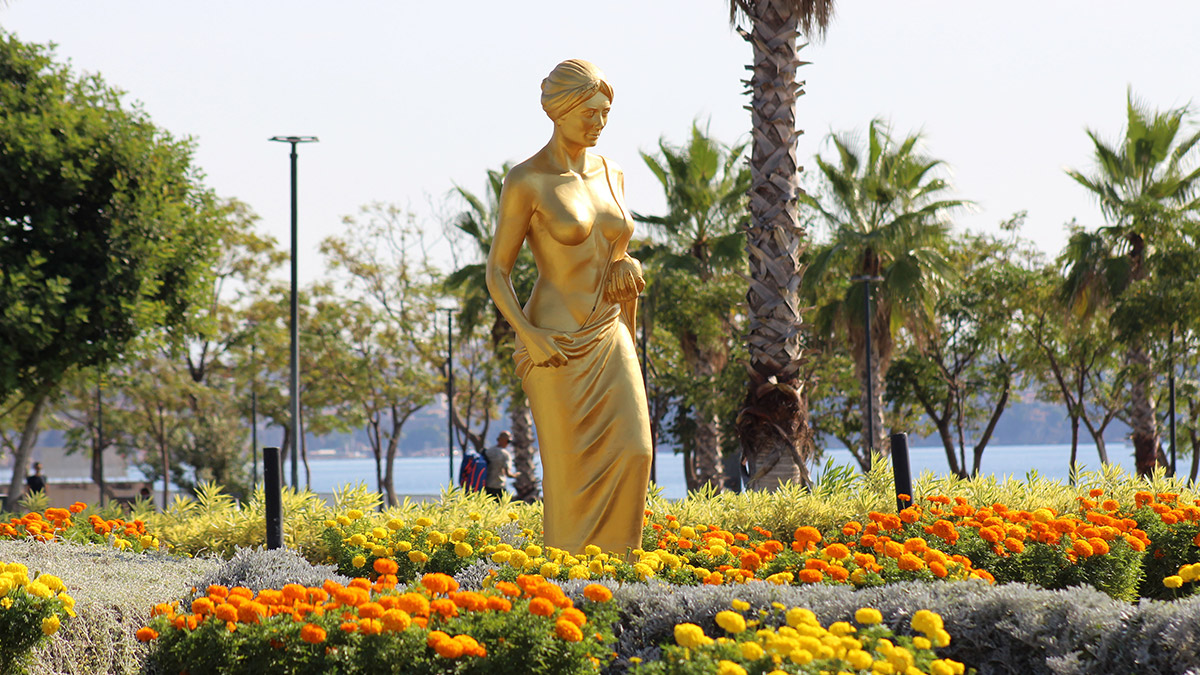 59 Venüs heykeli Antalya caddelerinde