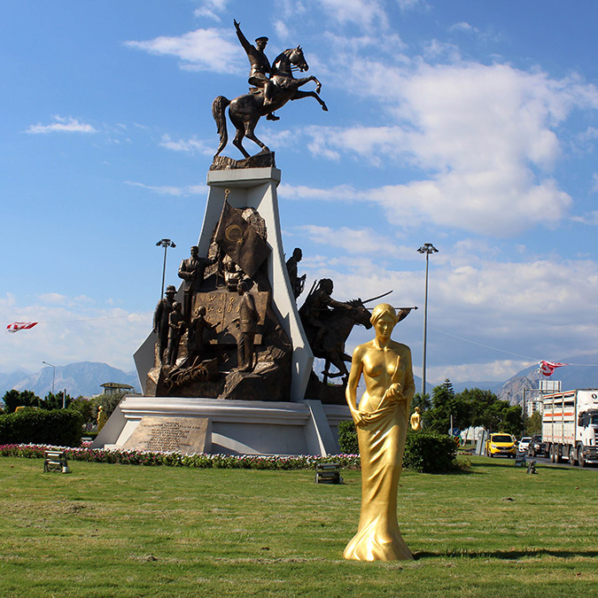 59 Venüs heykeli Antalya caddelerinde