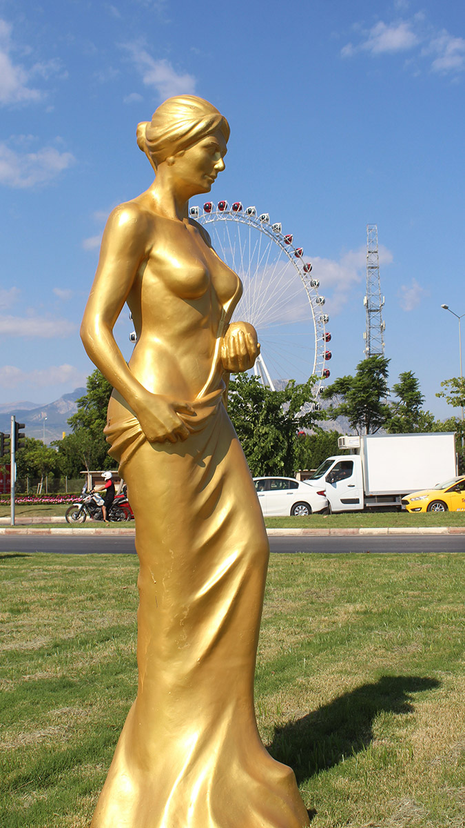 Antalya'da bu yıl 59'uncusu düzenlenecek Altın Portakal Film Festivali'ne özel, kentin belli noktalarına, etkinliğin simgesi olarak 59 Venüs heykeli yerleştirildi.