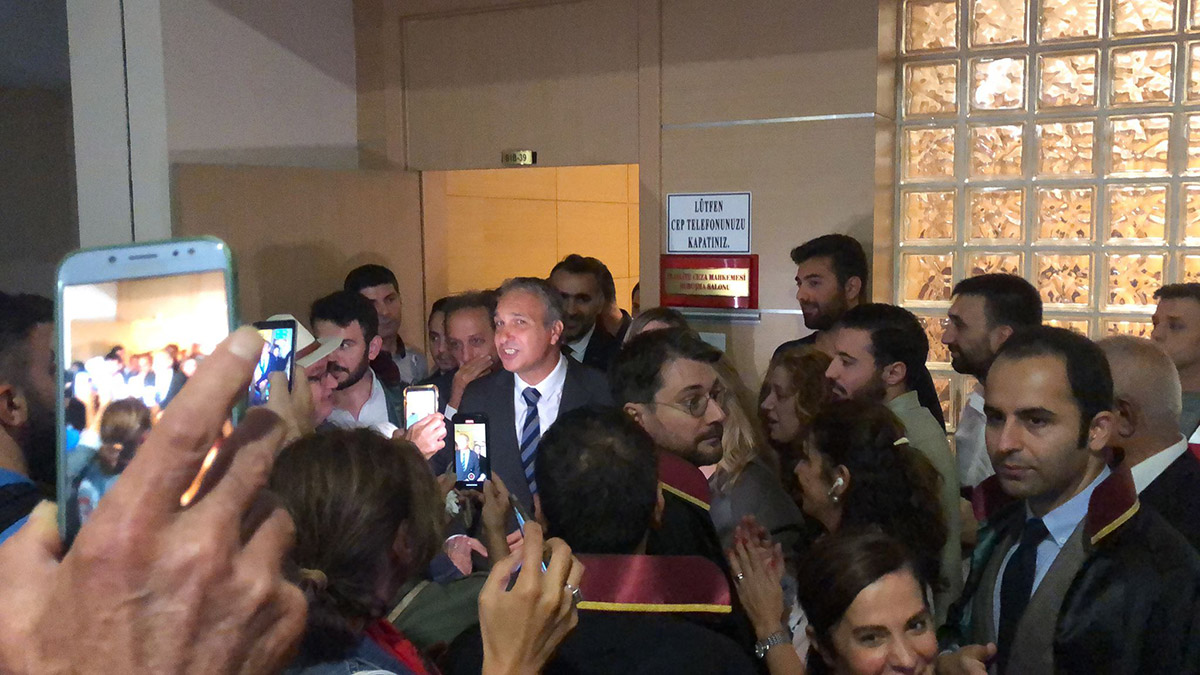 İletişim Başkanı Fahrettin Altun'un evinin fotoğraflanması iddiasıyla yargılanan CHP Üsküdar İlçe Başkanı Suat Özçağdaş beraat etti.