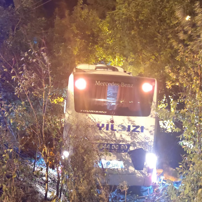 Amasya'da yolcu otobüsü kaza yaptı; 2 ölü 8 yaralı var