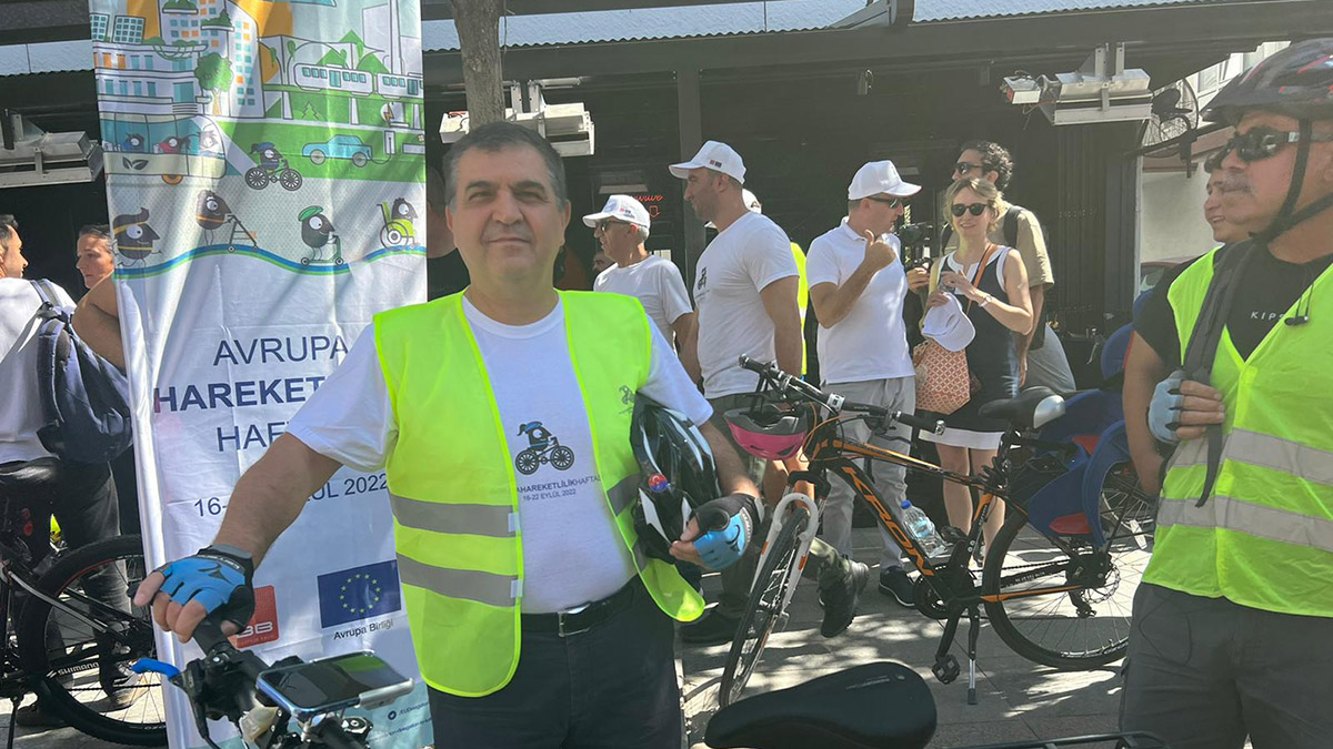 Ankara'da '16-22 Eylül Avrupa Hareketlilik Haftası' nedeniyle düzenlenen 'Otomobilsiz Pazar Günü' etkinliğinde, Gazi Mustafa Kemal Bulvarı'ndan Bahçelievler Aşkabat Caddesi'ne kadar bisiklet konvoyu oluşturuldu.