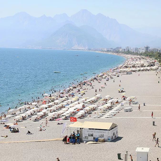 Antalya konyaaltı sahilinde yoğunluk