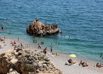 Antalya Konyaaltı sahilinde yoğunluk