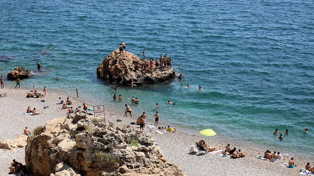 Antalya Konyaaltı sahilinde yoğunluk