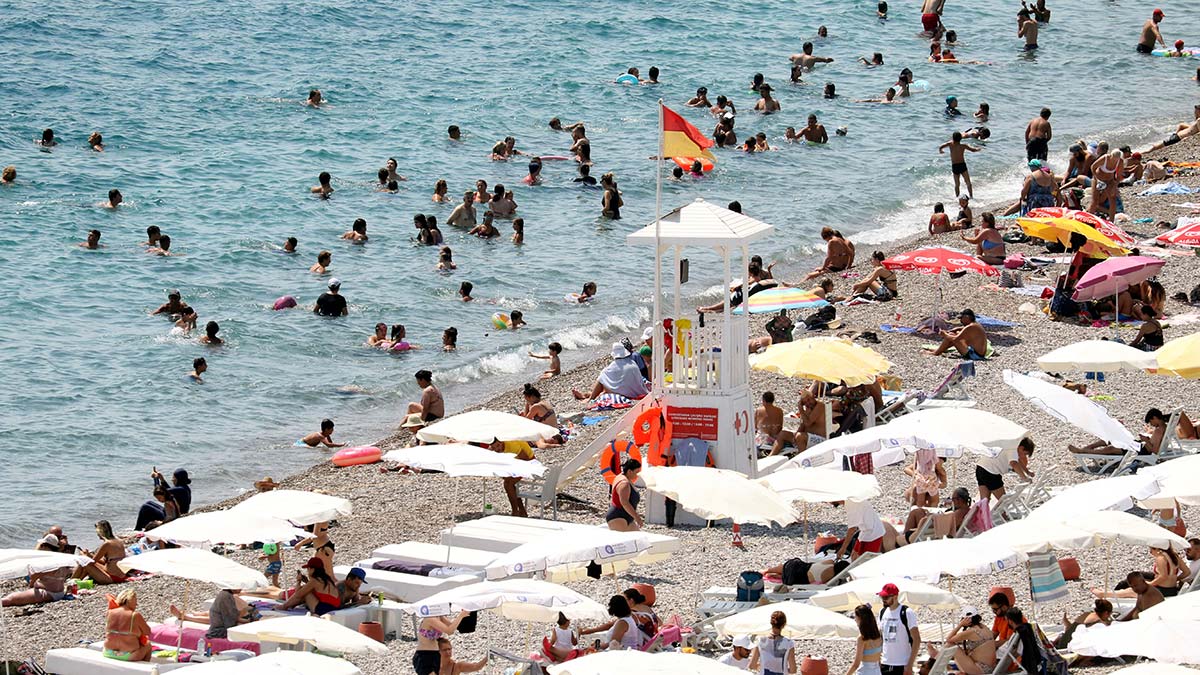 Sıcak hava nedeniyle sahillerde yoğunluk