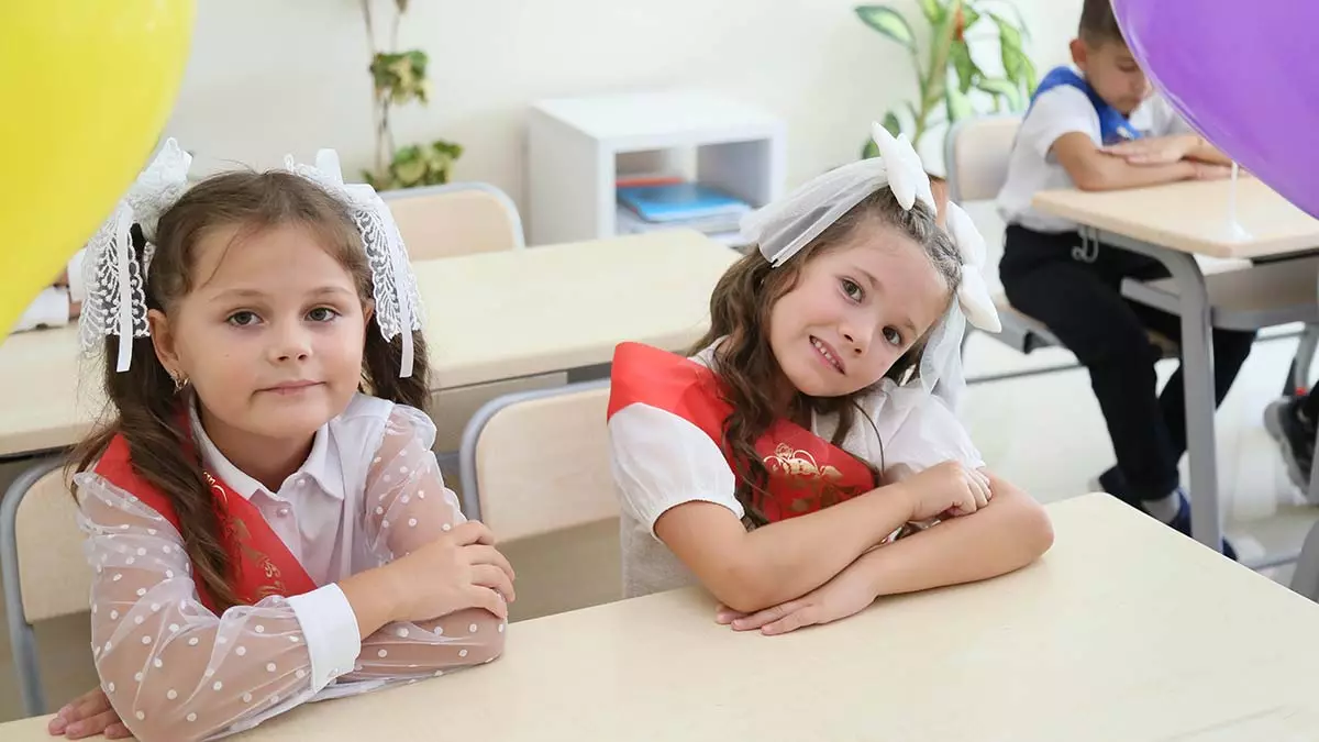 Antalya'da rusya milli eğitim bakanlığı müfredatına bağlı eğitim veren rus okullarında ders zili, bdt ülkeleri ile paralel çaldı.