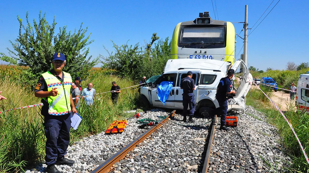 Manisa'da yolcu treninin çarptığı ve 600 metre sürüklediği hafif ticari aracın sürücüsü, ziraat mühendisi şükrü sever (26) hayatını kaybetti.