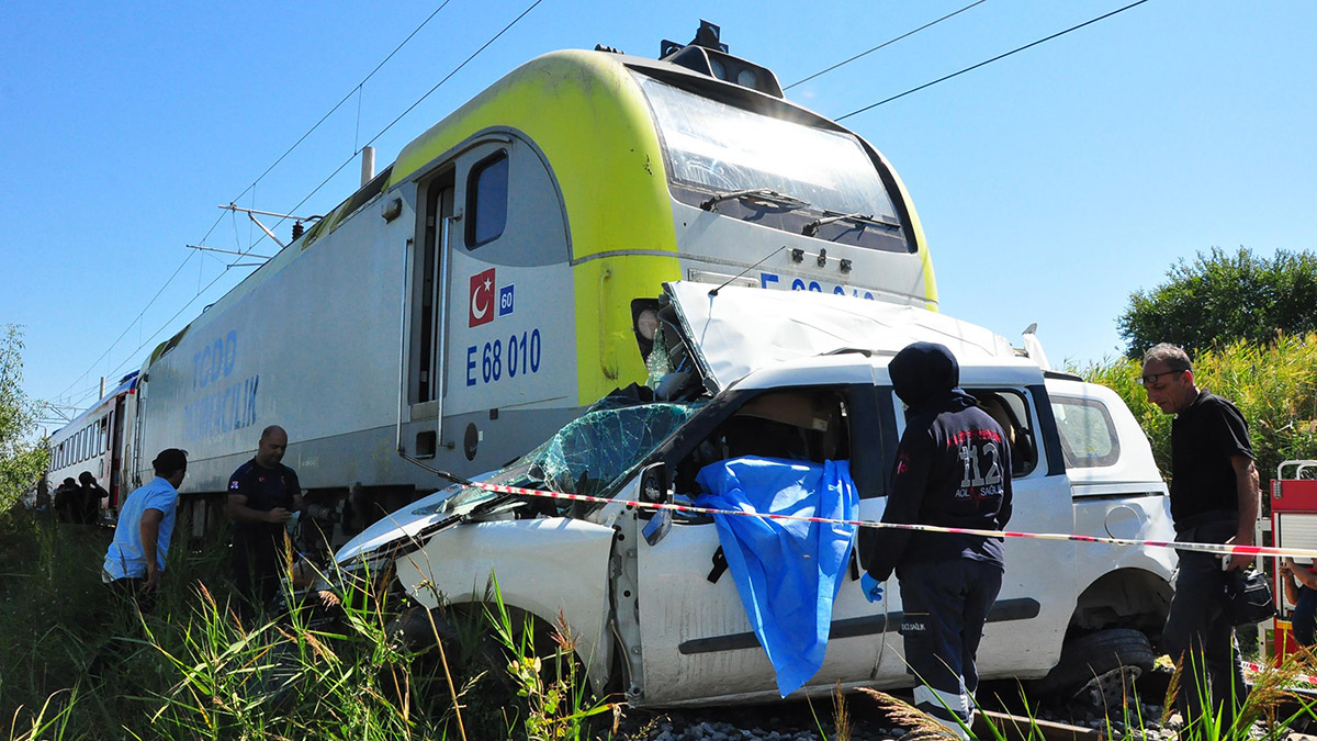 Manisa'da yolcu treninin çarptığı sürücü öldü