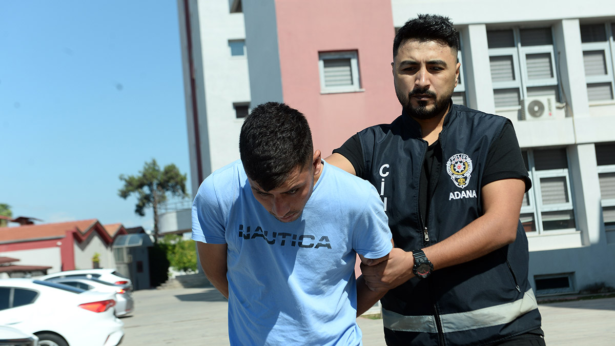 Adana'da Emir Atli (22), husumetli olduğu arkadaşı Sinan Y.'yi (26), oturduğu kıraathane uzun namlulu tüfekle kolundan vurarak yaraladı.