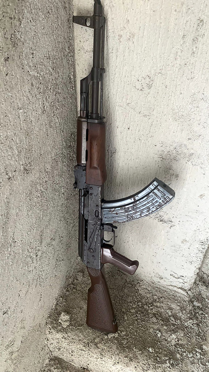 Uzun namlulu tüfekle arkadaşını vurdu