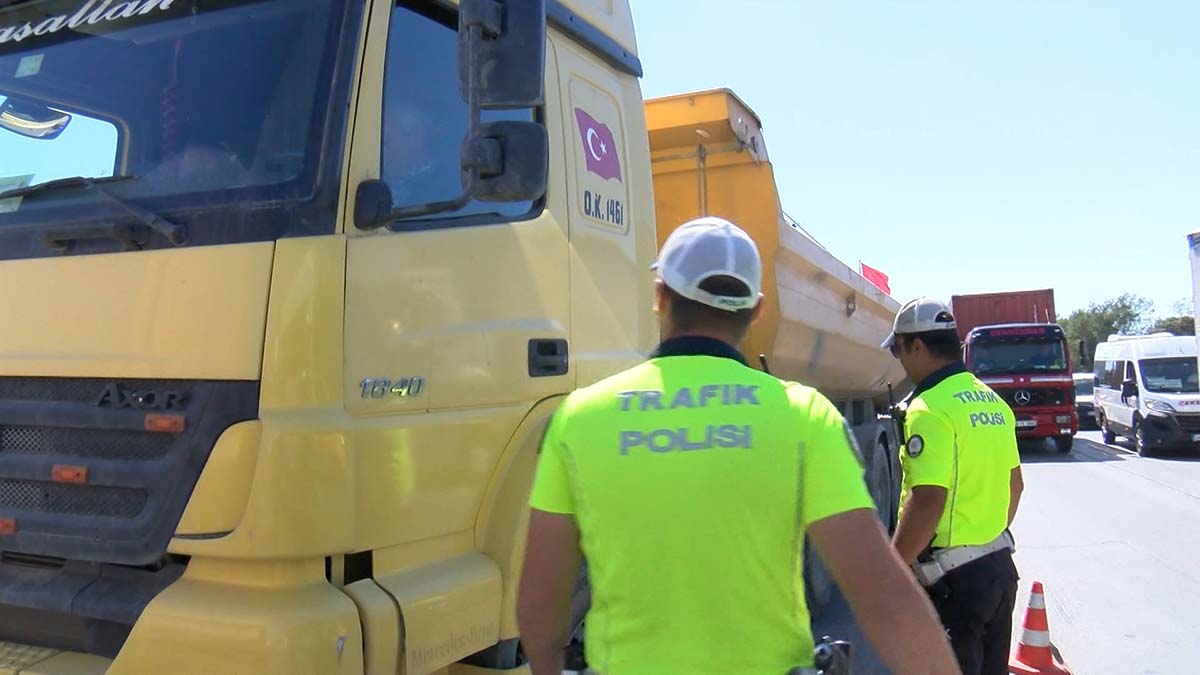 Arnavutköy'de hafriyat kamyonları denetlendi
