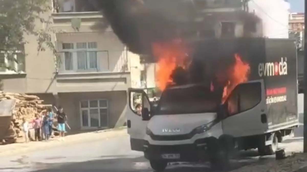 Nakliye kamyonetinde yangın çıktı