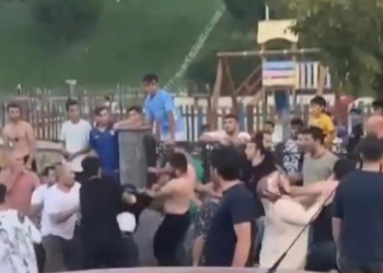 Çocukların kavgasına müdahale eden aileler birbirine geldi