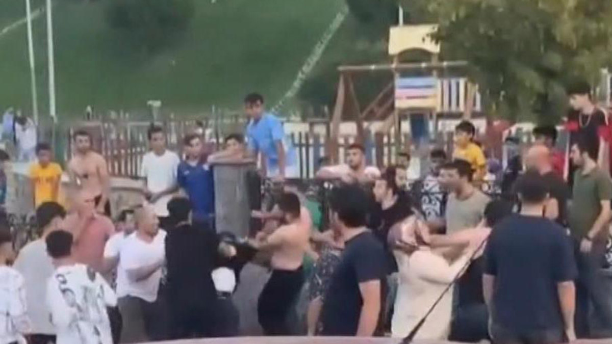 Çocukların kavgasına müdahale eden aileler birbirine geldi