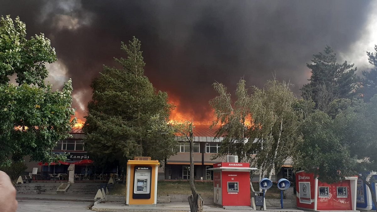 Atatürk Üniversitesi'nin yemekhanesinde yangın