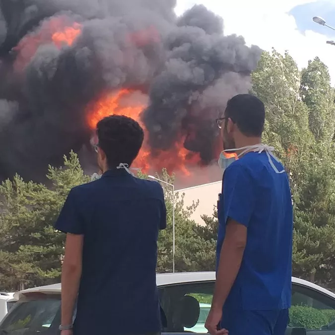 Erzurum'da, atatürk üniversitesi'nin yemekhanesinde yangın çıktı. Alevlerin söndürülmesi için çalışma başlatıldı.  