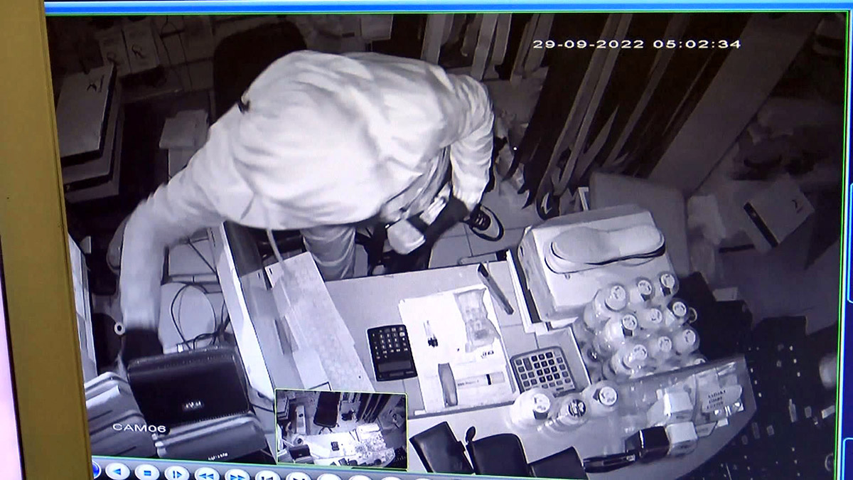 Avcılar'da ayakkabı mağazasından 650 bin lira çaldı