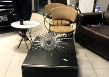 İki şüpheli oto galeriye tabanca ile ateş açtı
