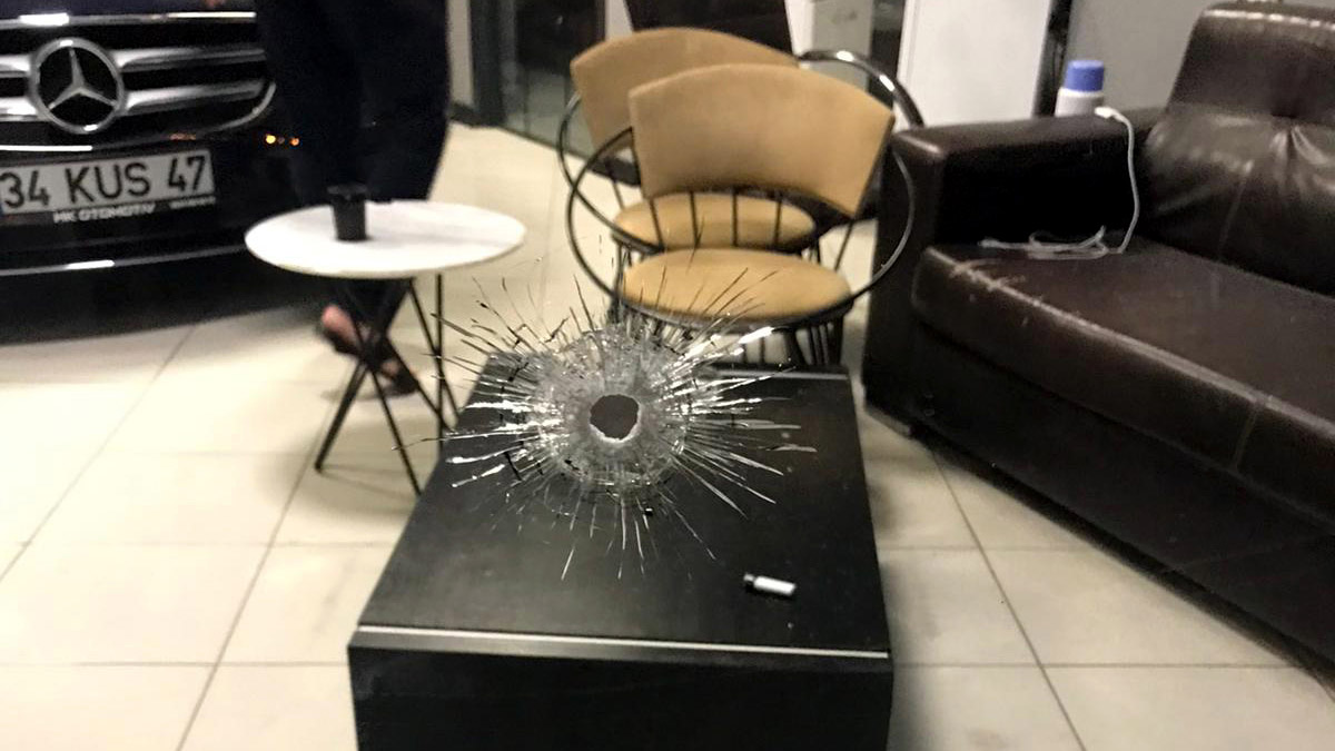 İki şüpheli oto galeriye tabanca ile ateş açtı