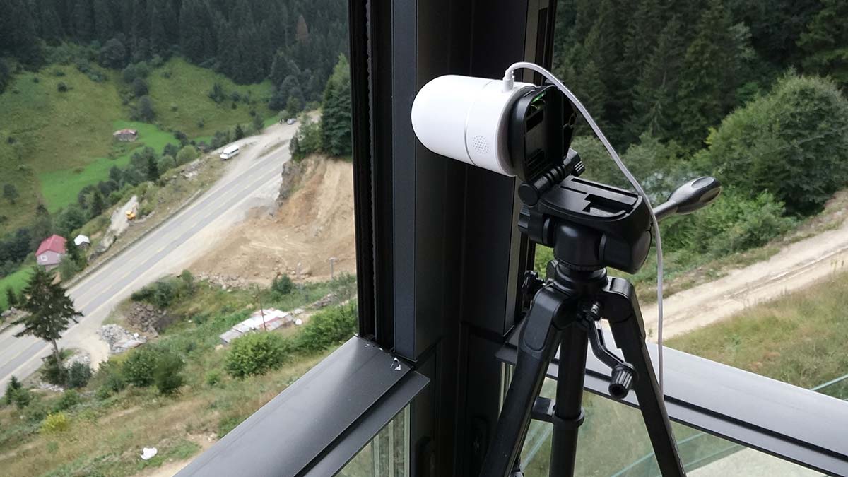 Trabzon'da tatilini geçiren Prof. Dr. Mikdat Kadıoğlu, pencerelere tırmanan, evine ve bahçedeki ürünlere zarar veren Meteor adını verdiği bozayı yüzünden teleskop aldı.