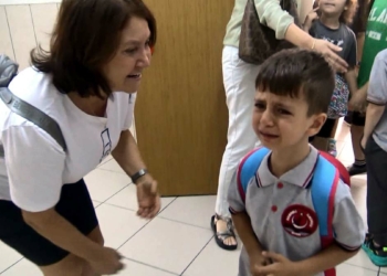 Öğrenciler annelerinden ayrılmak istemedi