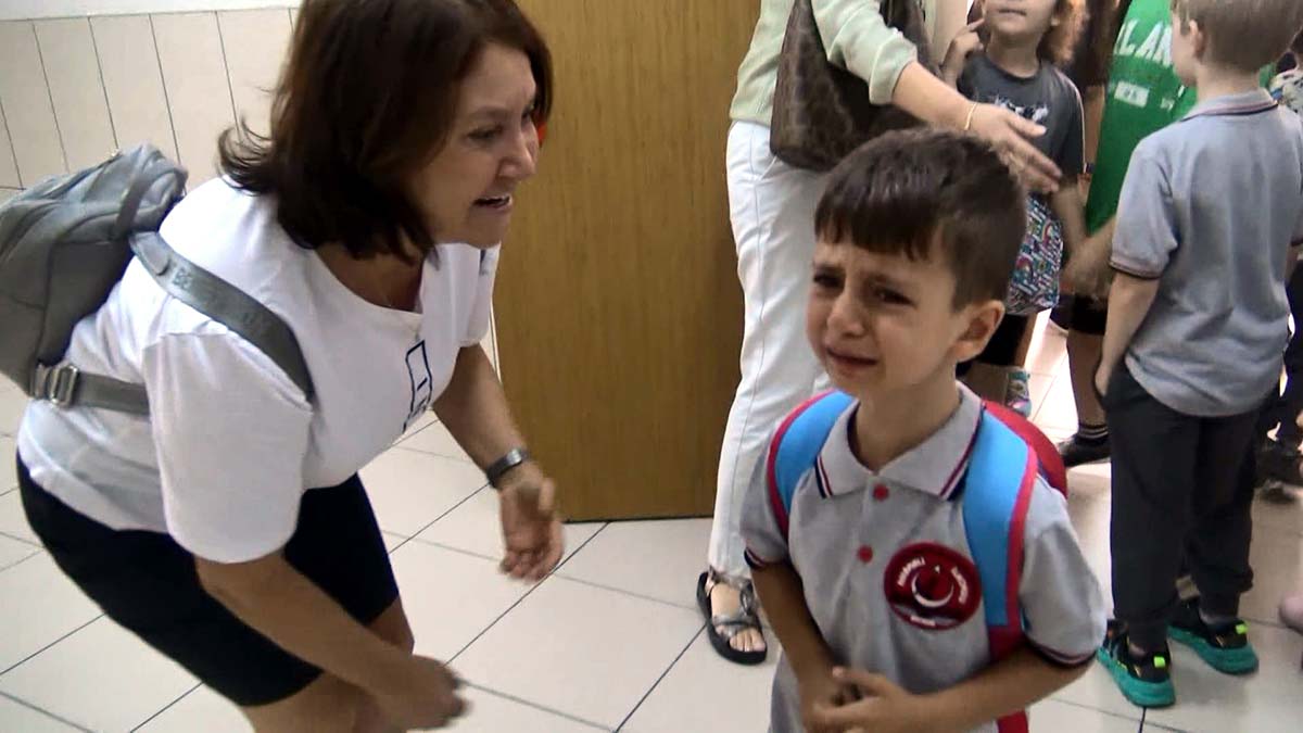 Öğrenciler annelerinden ayrılmak istemedi