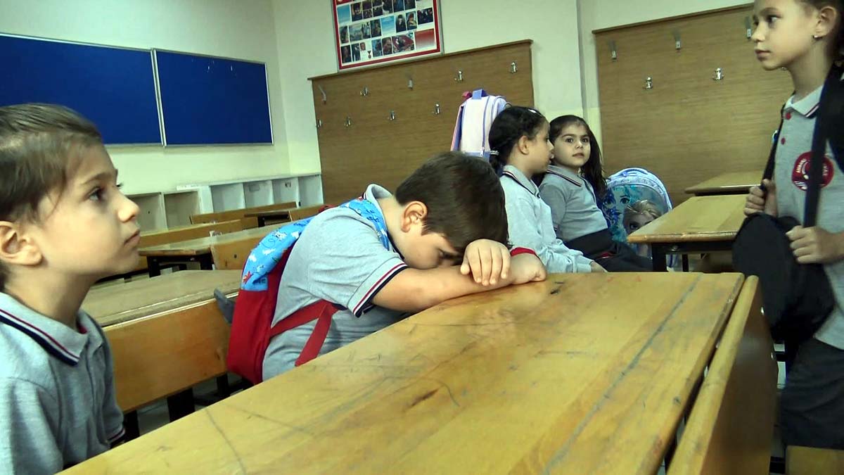 Öğrenciler annelerinden ayrılmak istemedi