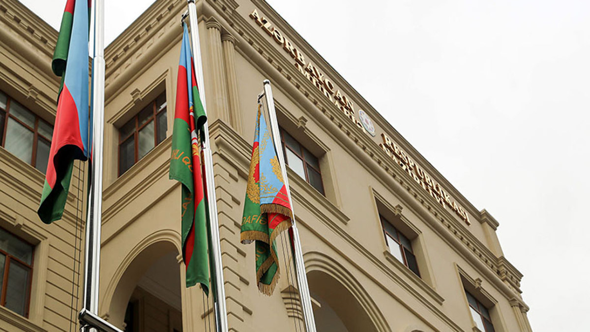 Azerbaycan ordusu askerlerine ateş açıldı