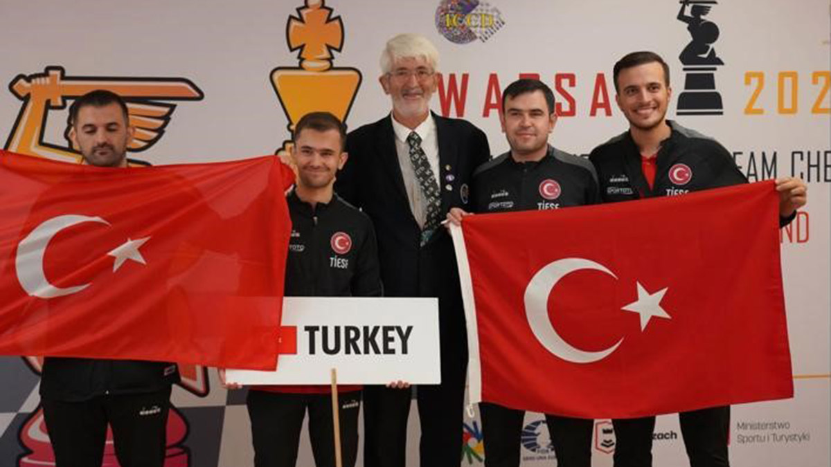 Doğuştan işitme ve görme engelli Ahmet Taha İnal (21), 8 yaşında başladığı satrançla hayata tutundu. Katıldığı turnuvalarda birçok derece elde eden ve bu yıl milli olan İnal, 13- 24 Eylül tarihlerinde Polonya'da düzenlenen İşitme Engelliler Satranç Dünya Şampiyonası'nda Türkiye'yi temsil ederek 10'unculuk elde etti.