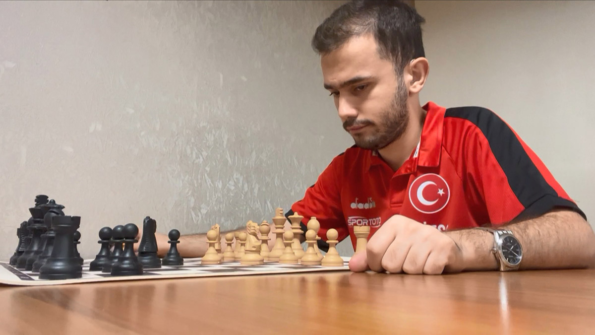 İşitme ve görme engelli Ahmet Taha'nın tutkusu her şeyi yendi