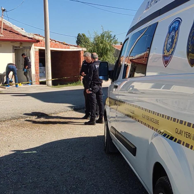 Baba ve oğulları ev basıp 2 akrabasını öldürdü