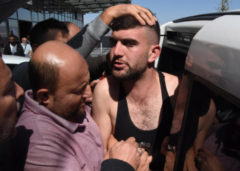 Baba ve oğulları ev basıp 2 akrabasını öldürdü