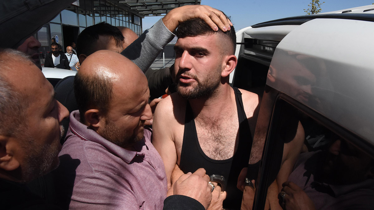 Baba ve oğulları ev basıp 2 akrabasını öldürdü