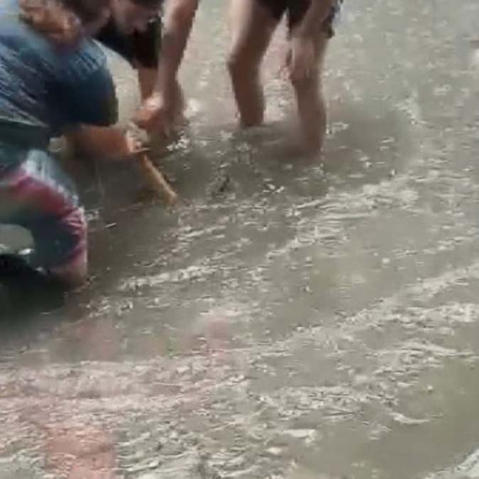 Su baskını olmasın diye mahalleli seferber oldu