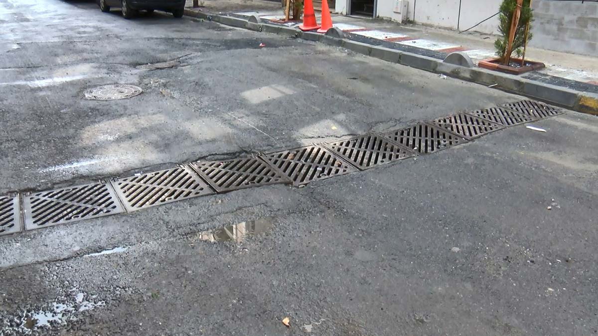 İstanbul'un bazı ilçelerinde etkili olan yağmur, su baskınlarına neden oldu. Bağcılar'da su baskını olmasın diye mahalleli seferber oldu.