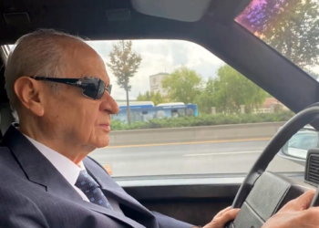 Bahçeli klasik otomobil ile Ankara'da tur attı