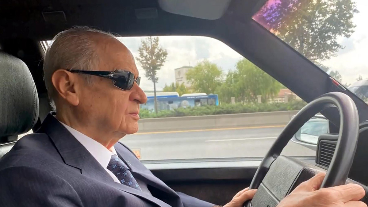 Bahçeli klasik otomobil ile Ankara'da tur attı
