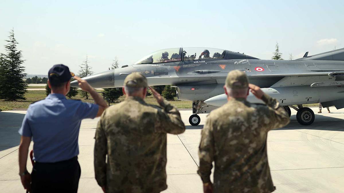 Milli Savunma Bakanı Hulusi Akar, Hava Kuvvetleri Komutanlığı'nın yeni uçuş eğitim yılının açılışını F-16 savaş uçağı ile Ege Denizi'nin kuzeyine yaptığı özel uçuşla gerçekleştirdi.