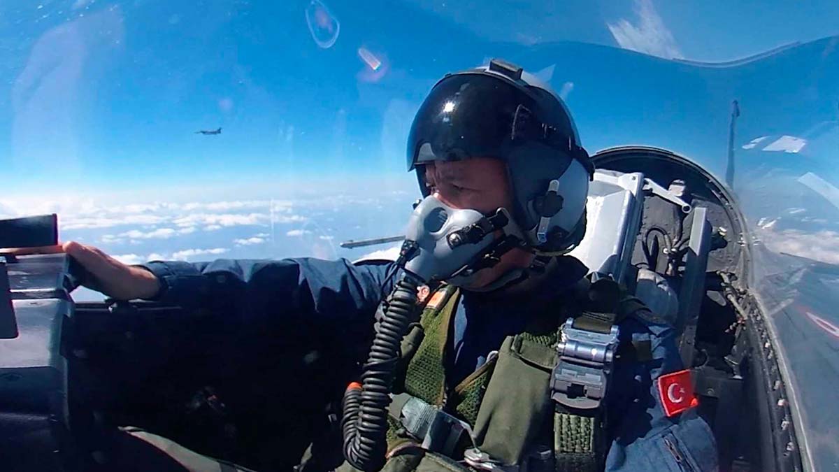 Ege'de F-16 savaş uçağı ile özel uçuş