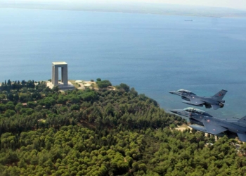 Ege'de F-16 savaş uçağı ile özel uçuş