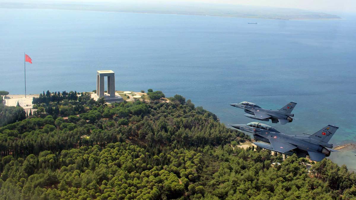 Ege'de F-16 savaş uçağı ile özel uçuş