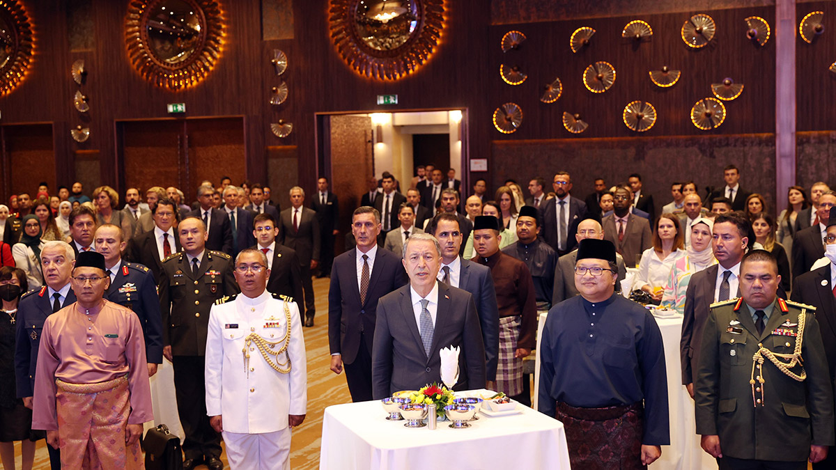 Milli Savunma Bakanı Hulusi Akar, "Türkiye ve Malezya, Asya'nın batı ve doğu kanatlarında yer alan stratejik önemi haiz iki ülkedir. Bu açıdan, ülkelerimiz arasındaki iş birliğini küresel barış ve istikrara katkı için daha da güçlendirmeye kararlıyız" dedi.