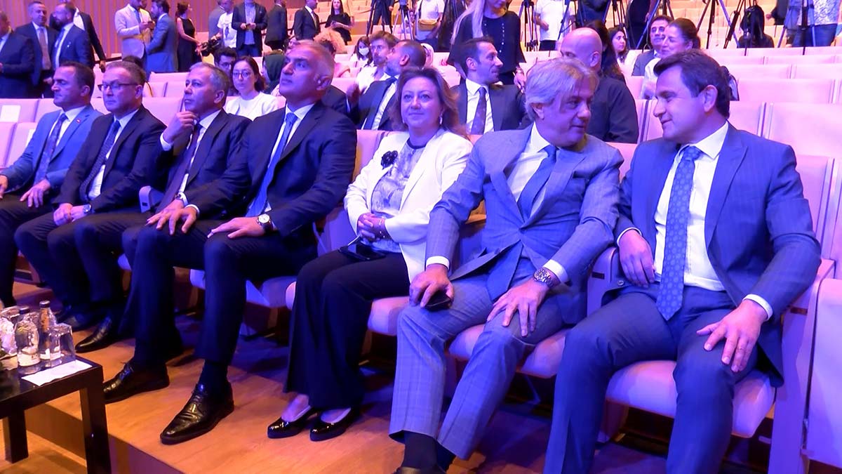 Kültür ve Turizm Bakanı Mehmet Nuri Ersoy, Türkiye Kültür Yolları tanıtım toplantısına katıldı. Burada konuşan Bakan Ersoy "Dünyada bu kadar geniş çapta, kültür ve sanat etkinlikleri gerçekleştiren ender ülkelerden biriyiz. Hedefimiz festivallerimizi herkese ulaşacak şekilde yaygınlaştırmak" dedi.