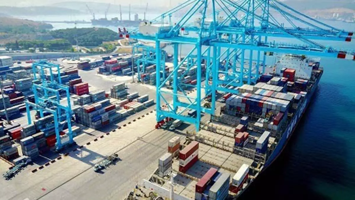 Ulaştırma ve altyapı bakanı adil karaismailoğlu, "bu yılın 8 ayında limanlarımızda elleçlenen yük miktarı geçen yılın aynı dönemine göre yüzde 5,6 artarak 365 milyon 162 bin ton, elleçlenen konteyner miktarı da yüzde 1,7 artarak 8 milyon 408 bin teu olarak gerçekleşti" dedi.