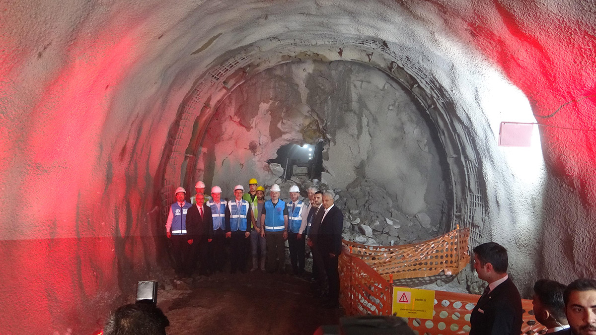 Halka hizmet Hakk'a hizmettir