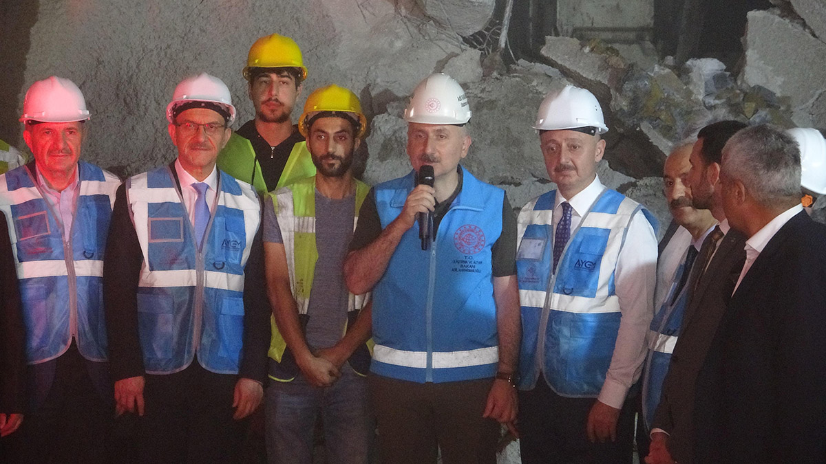 Kocaeli'nin Gebze ilçesinde inşaatı süren metro çalışmalarında Adliye İstasyonu Ayna Birleşimi Töreni'ne katılan Ulaştırma ve Altyapı Bakanı Adil Karaismailoğlu, "Bizim hizmet anlayışımıza göre halka hizmet, Hakk'a hizmettir. Bizler başkaları gibi algı oyunlarıyla, iftiralarla halkımızı yanıltmıyoruz. Başlayan yatırımları toprakla kapatmıyoruz" dedi.