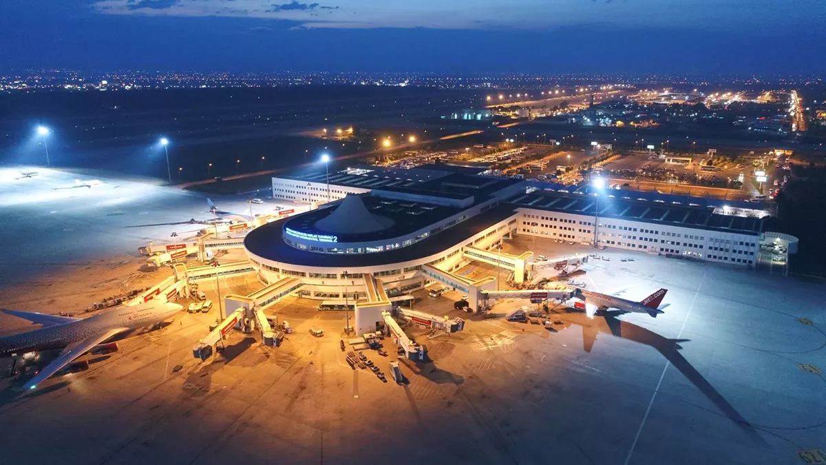 Ulaştırma ve altyapı bakanı adil karaismailoğlu, antalya, muğla ve nevşehir gibi turizm merkezlerindeki havalimanlarında yaz döneminde 32 milyon 440 bin yolcuya hizmet verildiğini açıkladı.